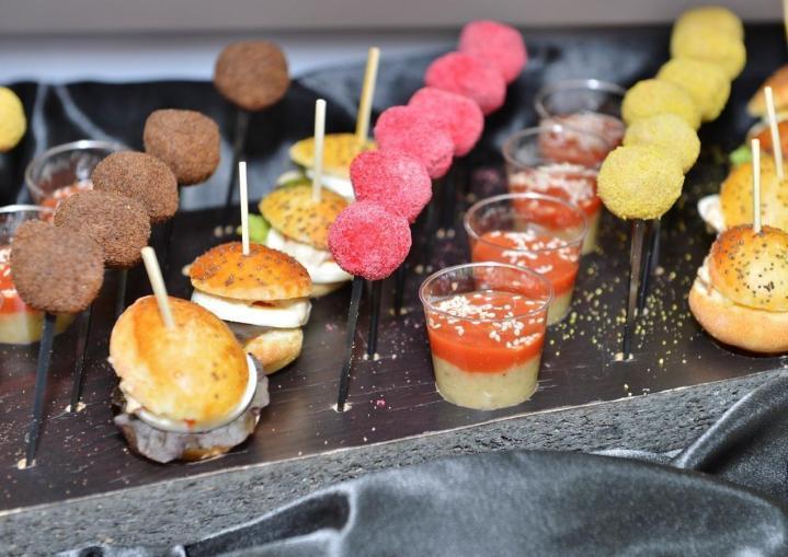 Nous concoctons des délices sucrées et salées pour vos cocktails et buffets dînatoires.